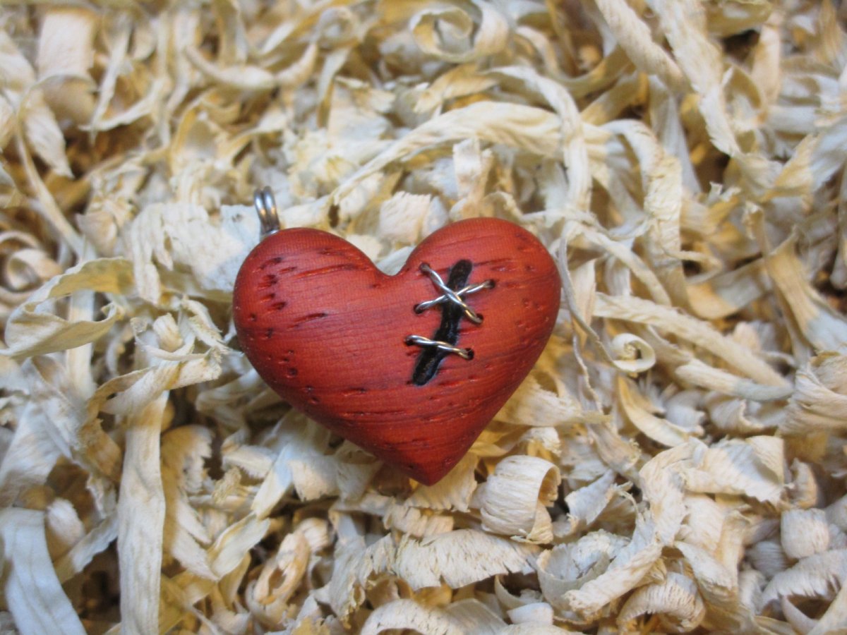 zašívané srdíčko - padouk