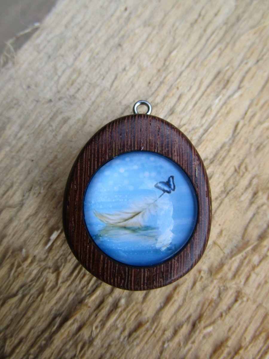 přívěsek s pírkem