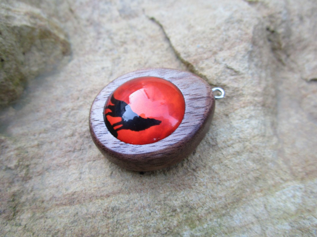 ořechový přívěsek s vlkem