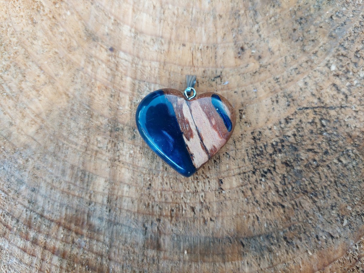 srdíčko - ořešák s modrou pryskyřicí