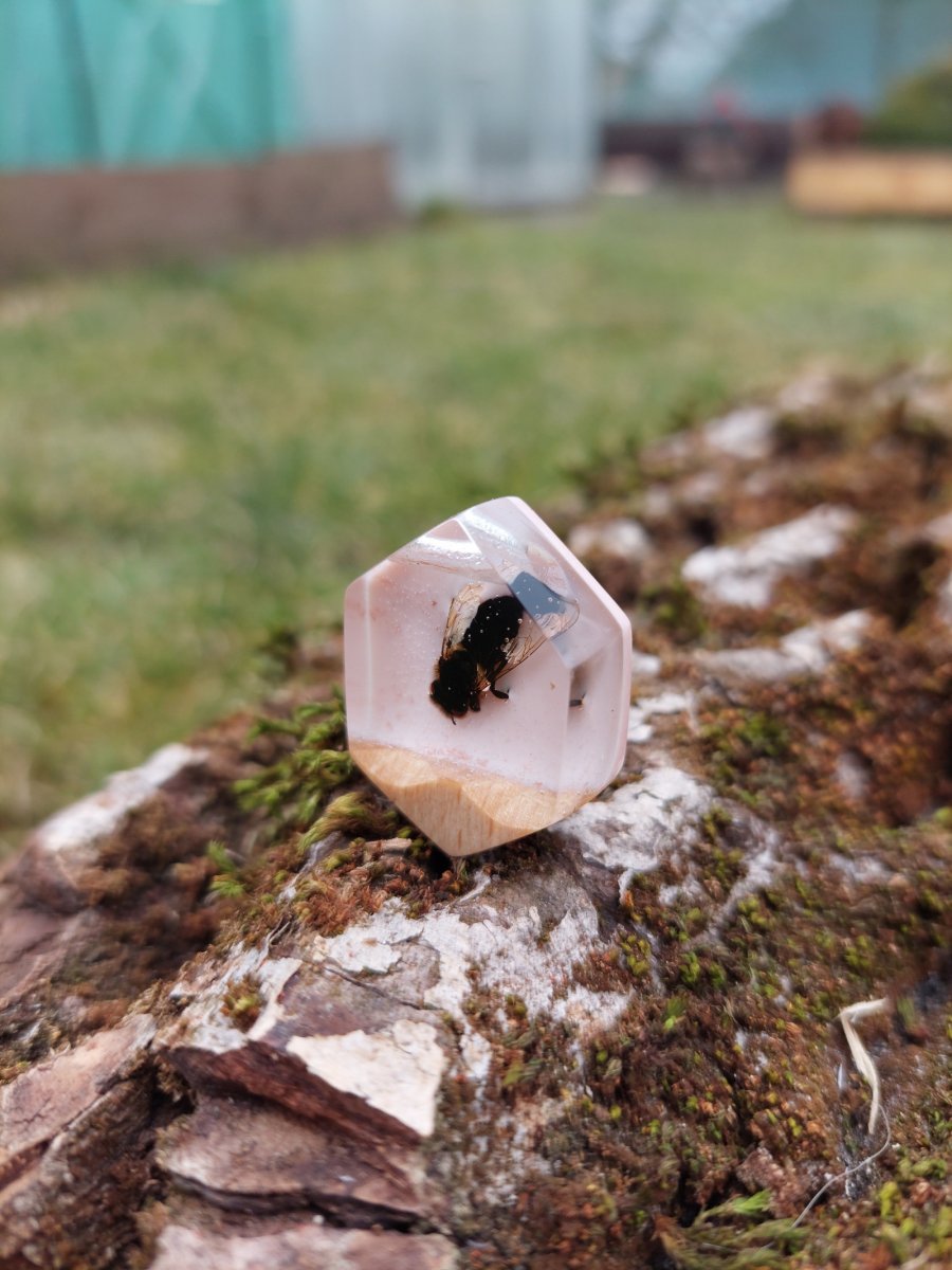 Přívěsek se včelkou