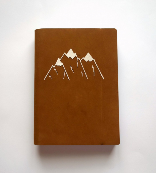 Kreslený kožený zápisník s ilustráciou hôr A5