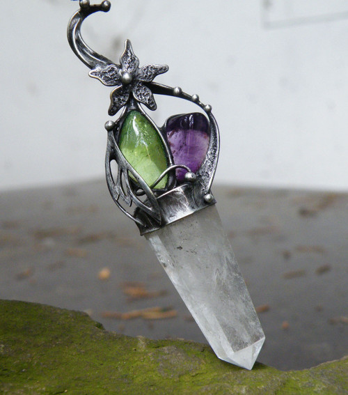 Elfský amulet...(křišťál, olivín, ametyst)