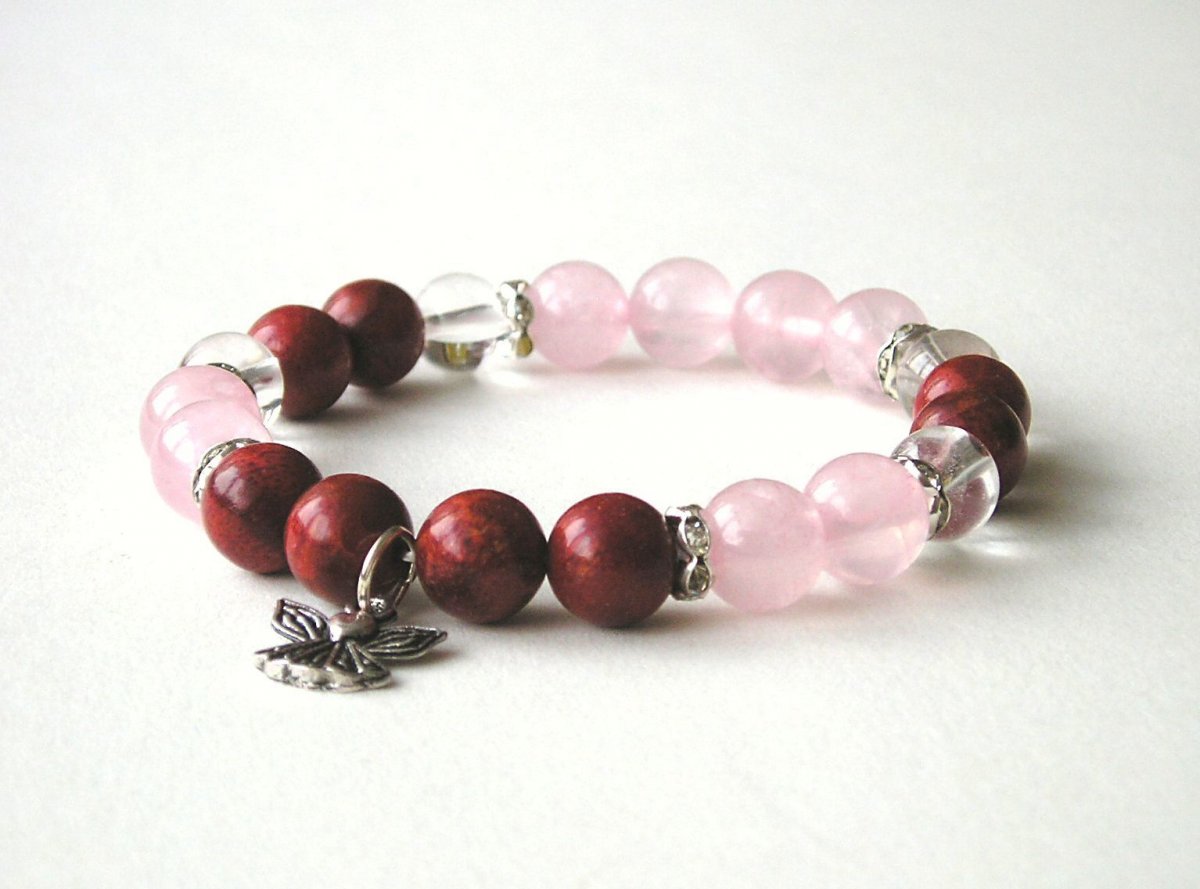 Z růženínu, červeného korálu a křišťálu