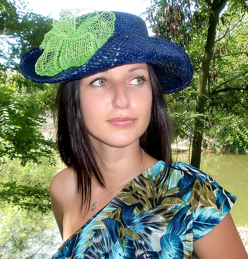 Modrý slamák zeleně zdobený