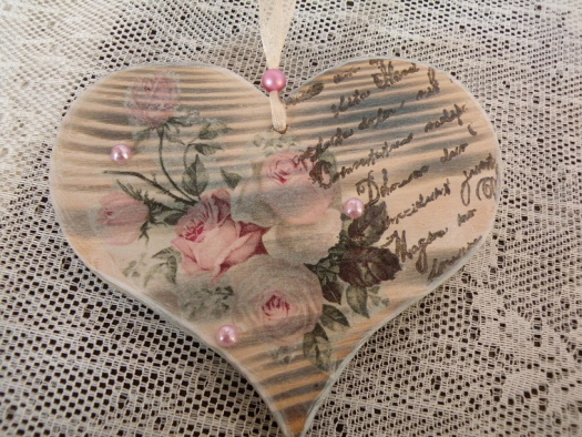 Dřevěné dekorační srdíčko krása dřeva-vintage roses