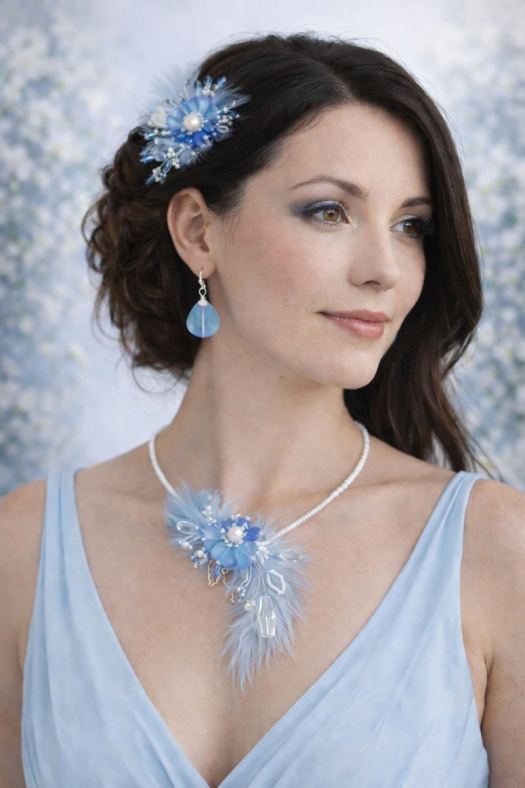 Ručně vyráběný květinový náhrdelník v modro-bílé kombinaci s peřím