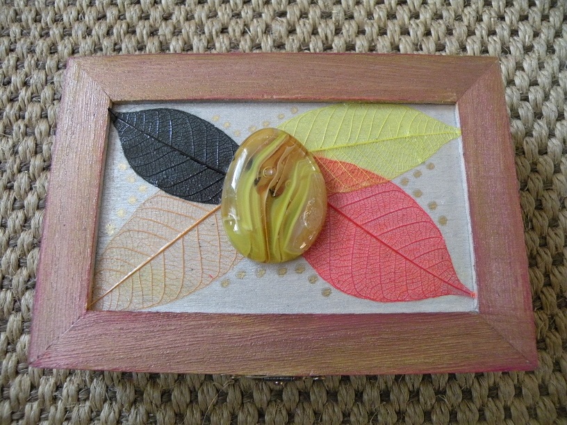 Šperkovnice s listy a kabošonem 