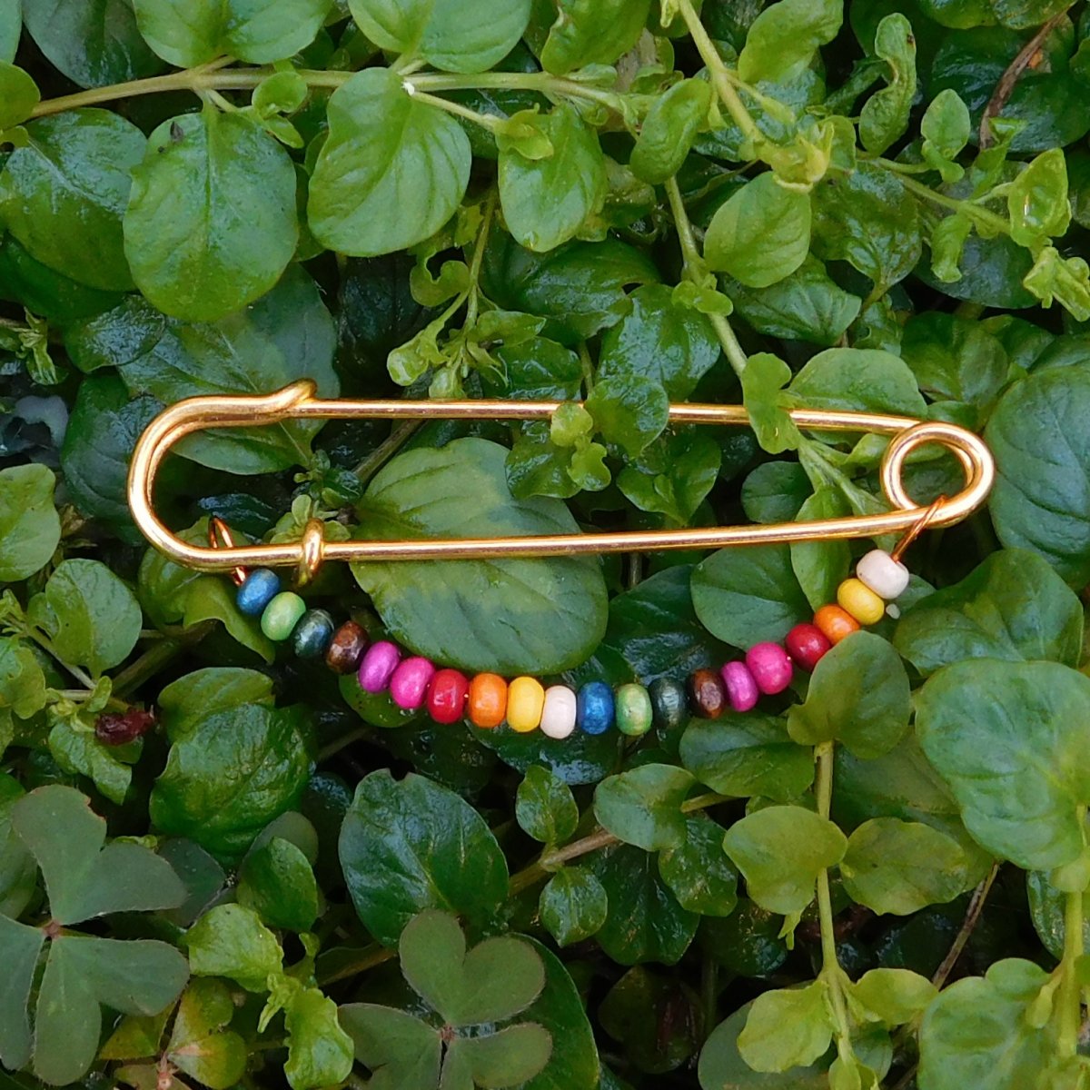 Ozdobný spínací špendlík, duhový