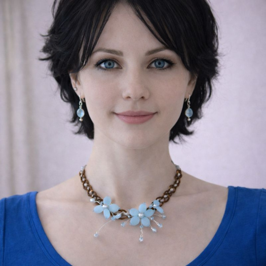 Ručně vyráběný náhrdelník a náušnice – světle modré květy