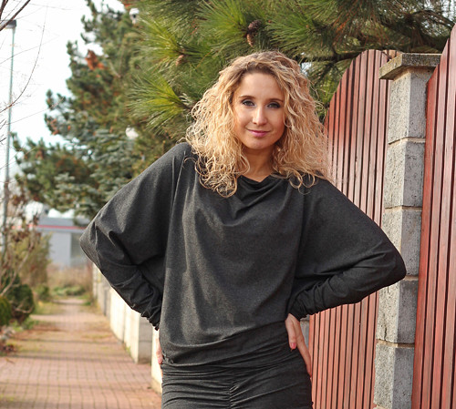 Šedá řasená tunika 