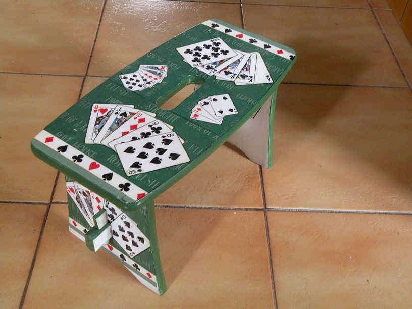 Stolička s kartami