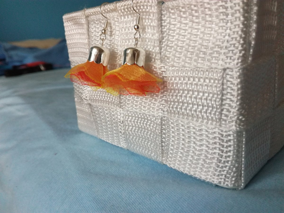 Ohnivé náušnice z organzy