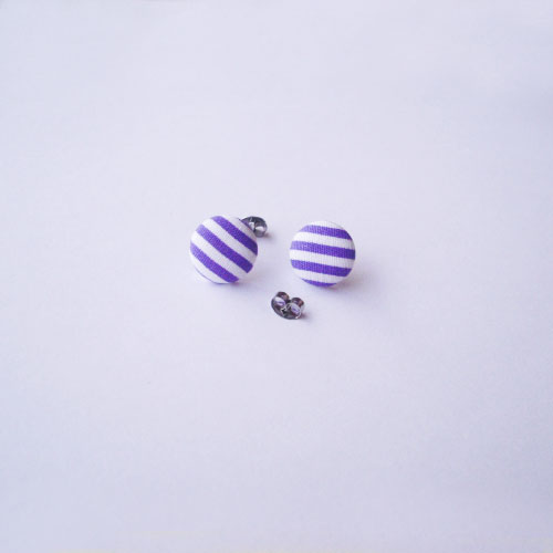 Náušnice buttonkové fialový proužek