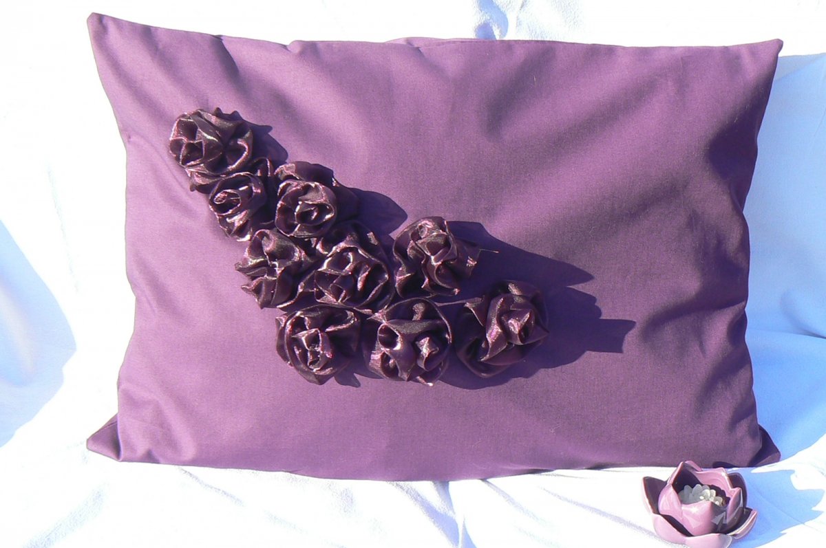 Fialový polštář s blyštivými růžemi