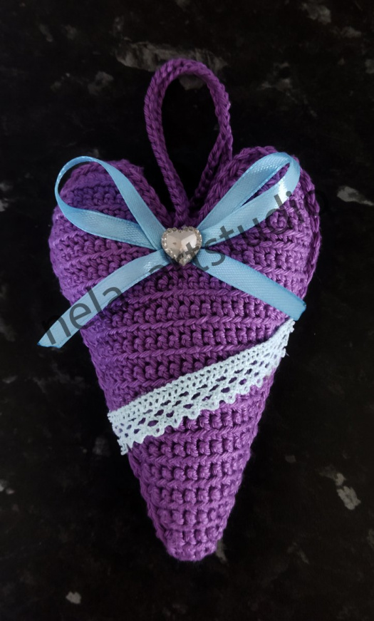 Háčkované dekorační srdce na zavěšení fialové