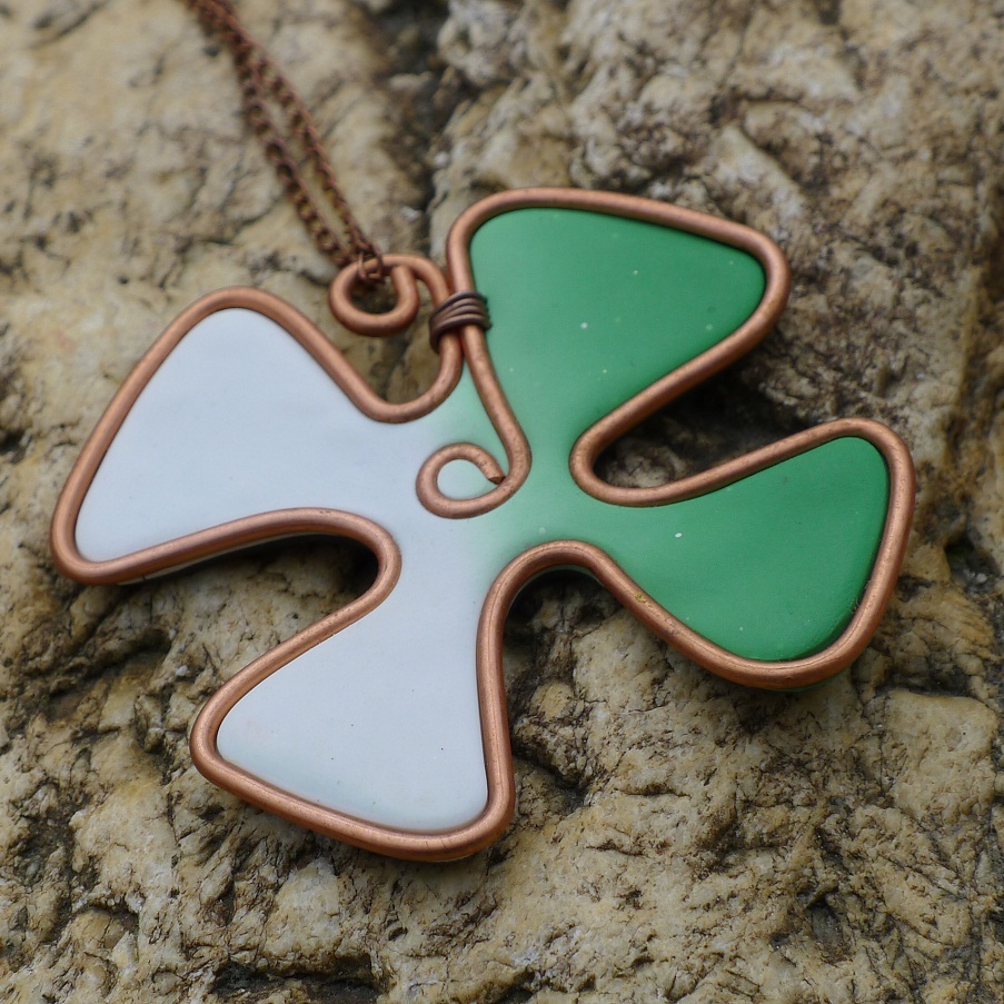 Zeleno-biely prívesok