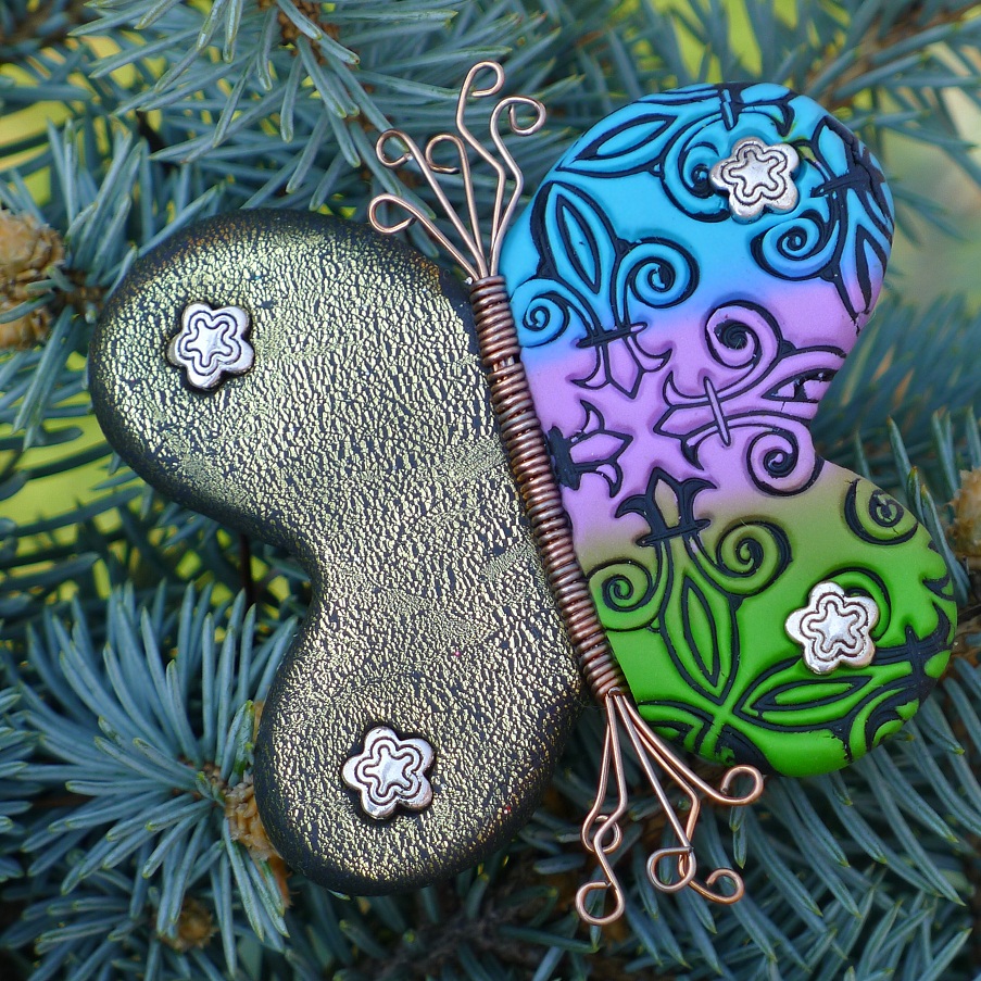 Zeleno-fialovo-modrý motýlik