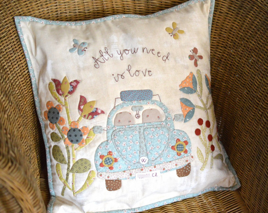 All you need is love - polštář modrý - 50 cm