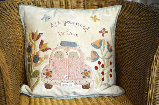 All you need is love - polštář růžový - 50 cm