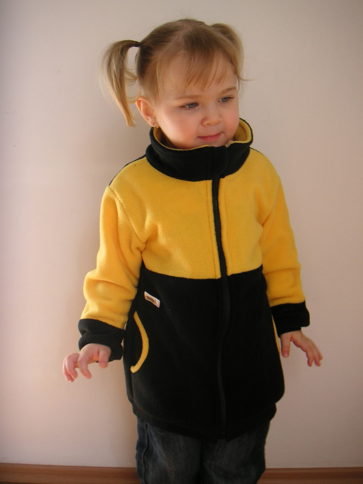 Mikina včeličková (propínací se stojáčkem) 