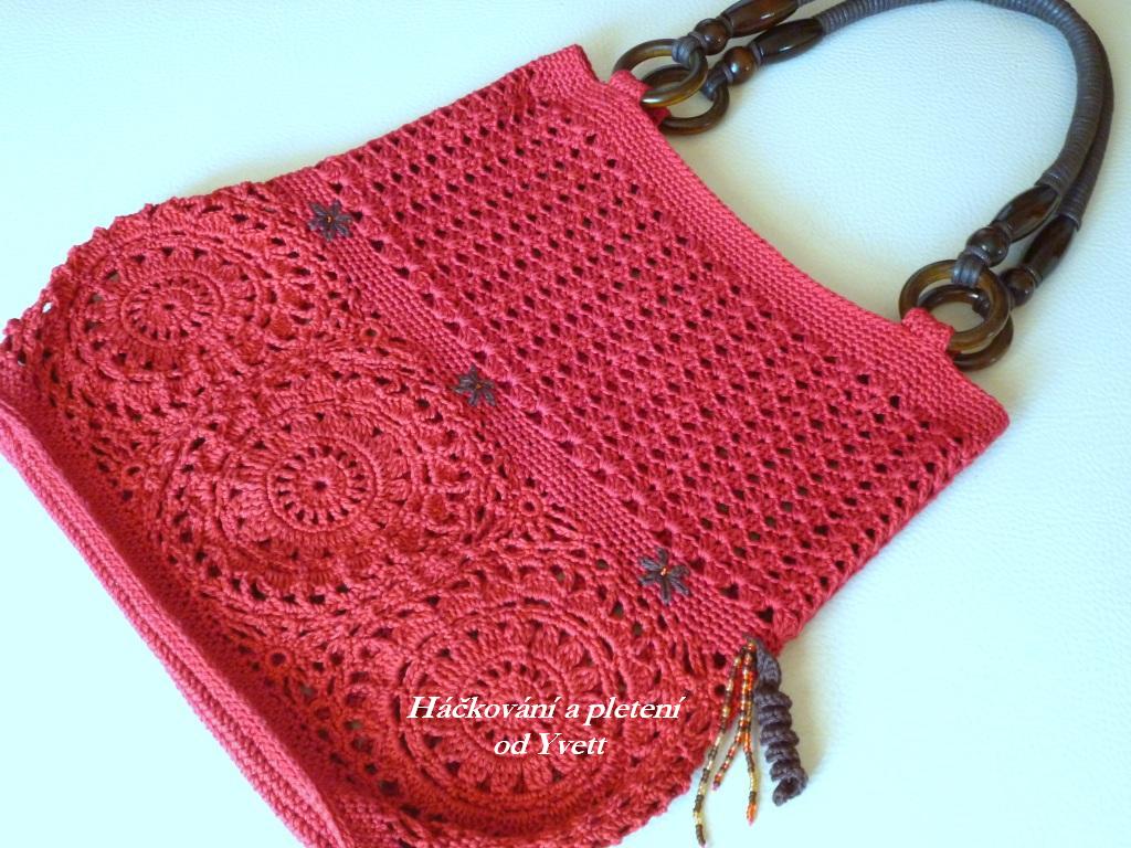Háčkovaná elegantní kabelka.