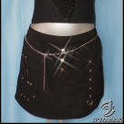 Černá rocková sukně s cvočky.