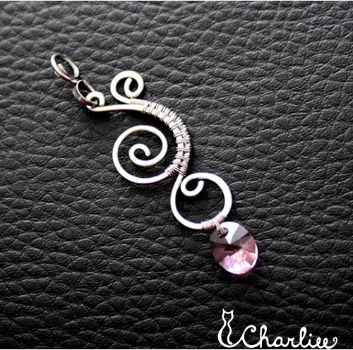 Přívěsek-NĚŽNÁ KRÁSKA-SWAROVSKI-tepaný- chirurchická ocel