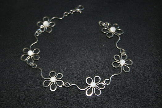 Náramek - květy - bílá perleť - chirurgická ocel