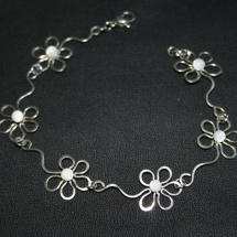 Náramek - květy - bílá perleť - chirurgická ocel