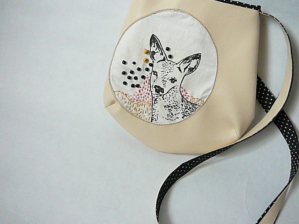 Malá kabelka se srnečkou