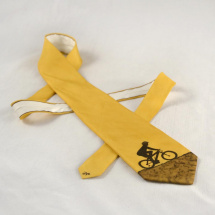 Hedvábná kravata s cyklistou - hnědo-okrová 3143567