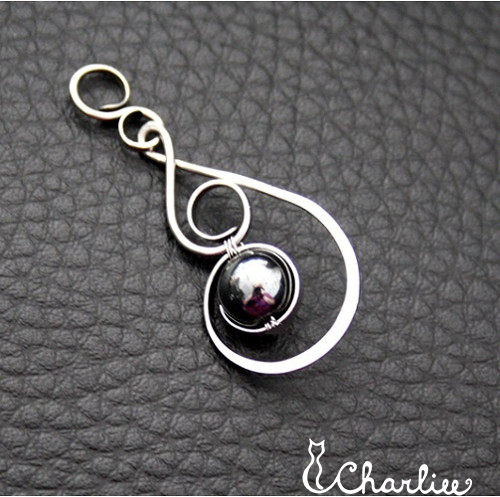 Přívěsek - KAPKA HEMATIT- tepaný- chirurgická ocel