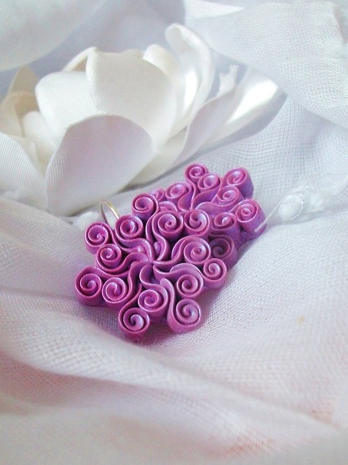 Plamínky utkané z fialek...