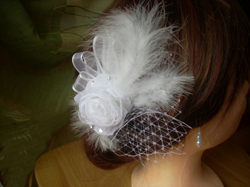 bílí svatební fascinátor