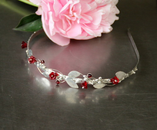 ČELENKA S RUDÝMI KVÍTKY