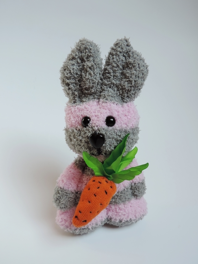 Růžovo-šedý zajíček s mrkvičkou. č.1083