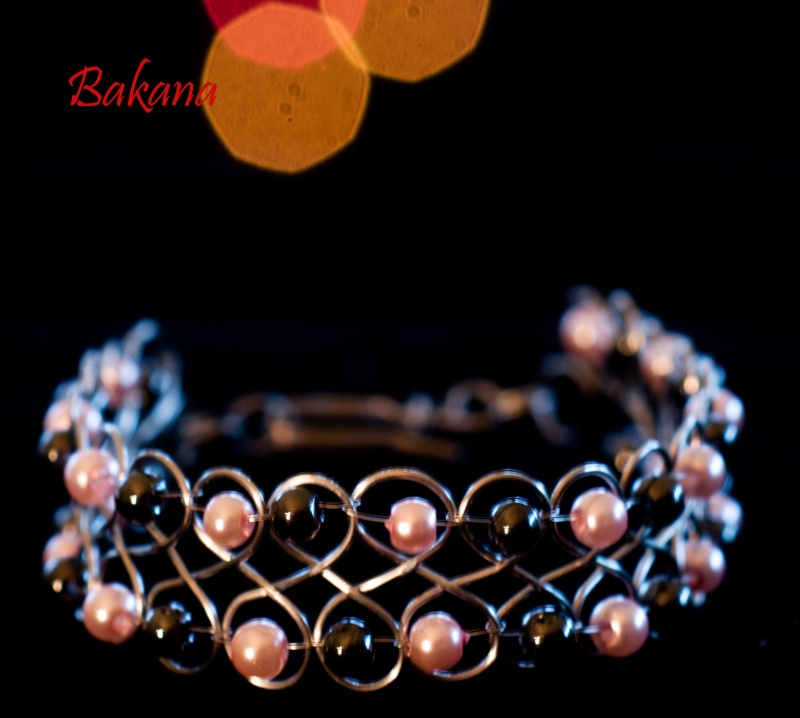 TEPANÝ NÁRAMEK Z NEREZOVÉHO DRÁTU S HEMATITY