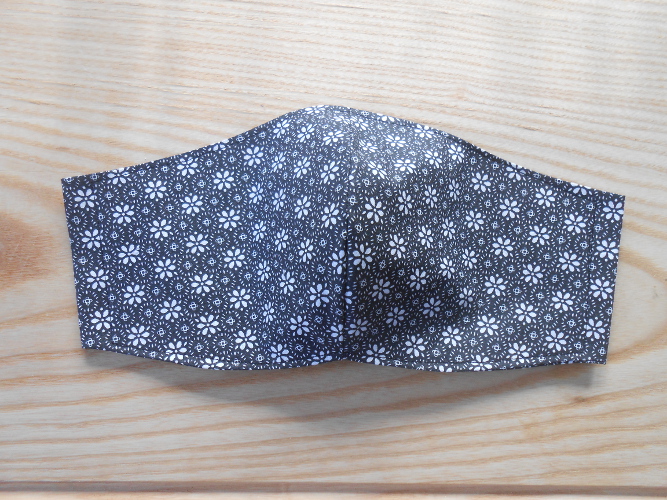 Rouška černá s bílými kvítky (171/20)