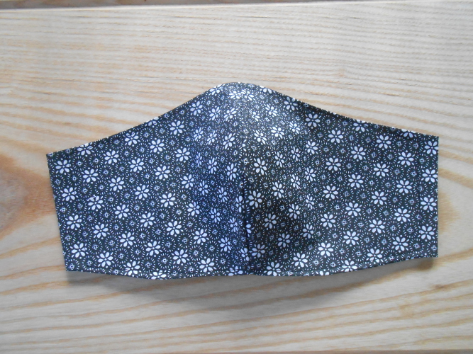 Rouška černá s bílými kvítky (244/20)