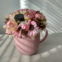 Růžový rozkvetlý hrneček