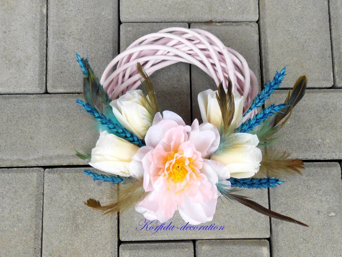 Věnec růžový s kytičkami a peříčky 147/15