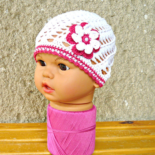  Háčkovaná čepička bílá 