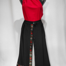 Čierna zapínacia sukňa s folklórnou stuhou
