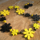 Žluté/černé dřevěné květinové korále a náušnice