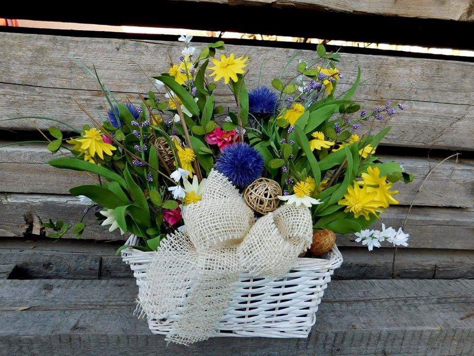 Dekorativní proutěný košík s jarními květy