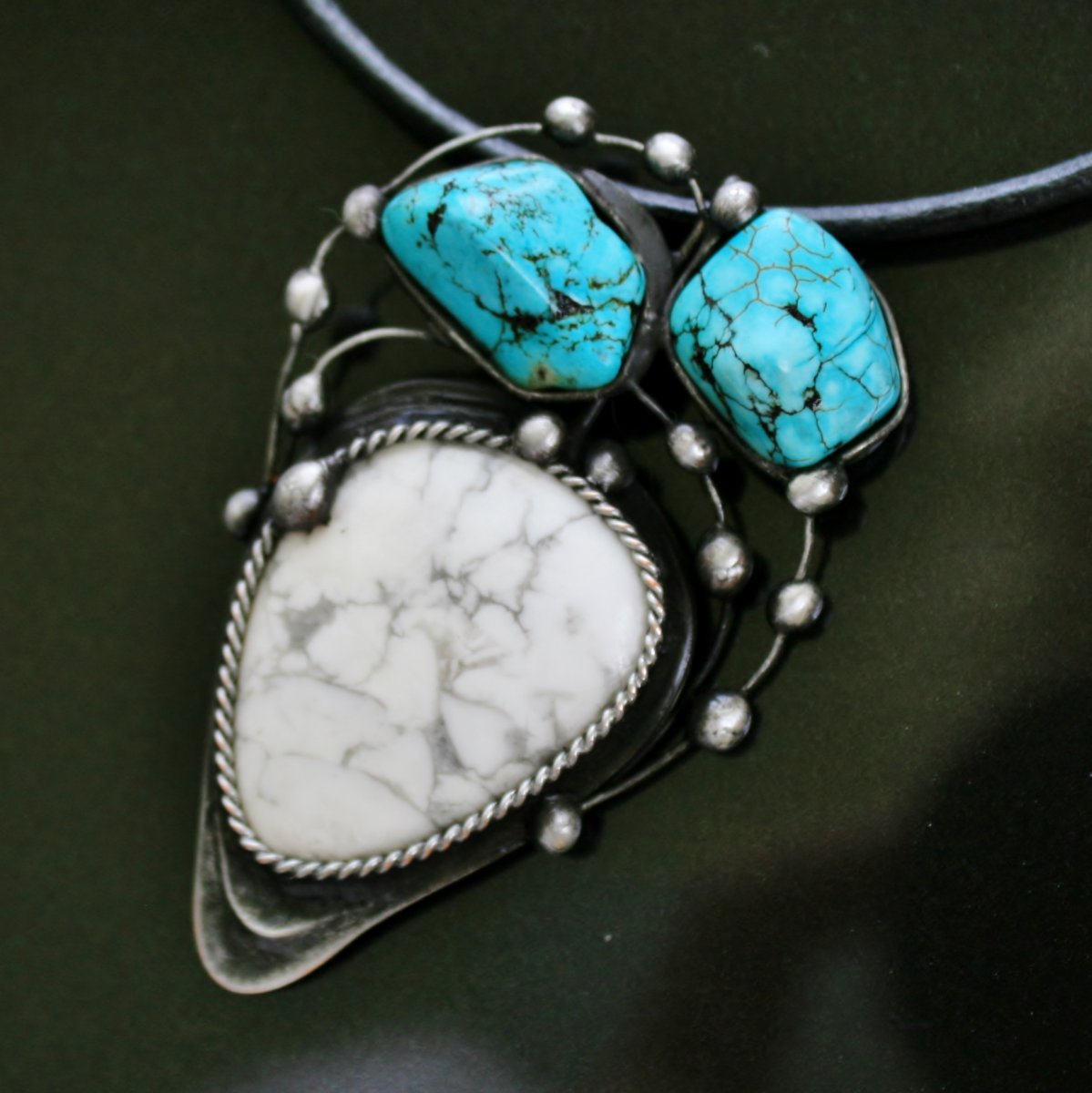 Křepelčí kámen - howlit bílý (magnezit)   