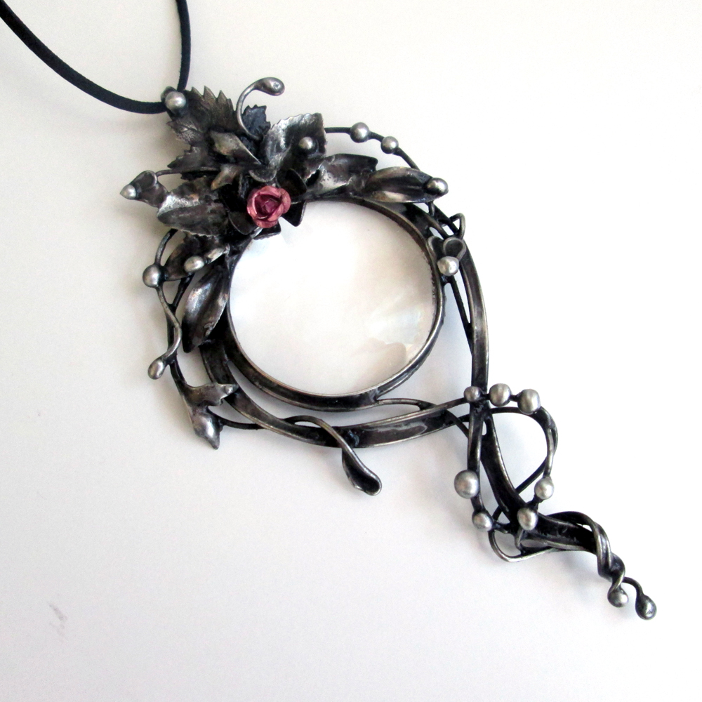 Rozkvetlá optická čočka 