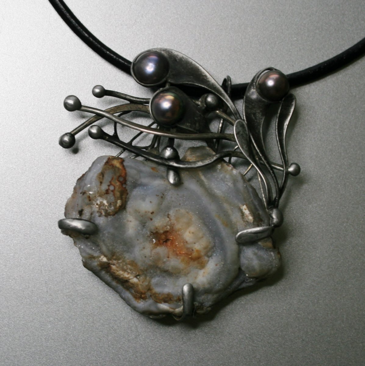 Chalcedonová růže s drúzou (hadí oko) 