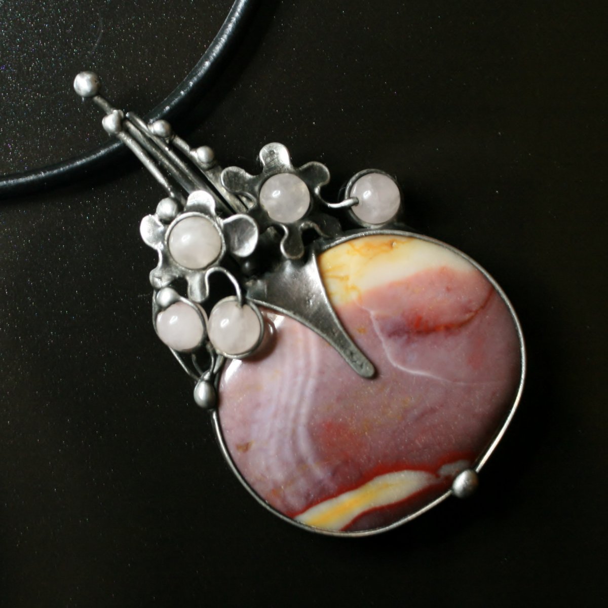 Rozkvetlo nám kamení (jaspis mookait)